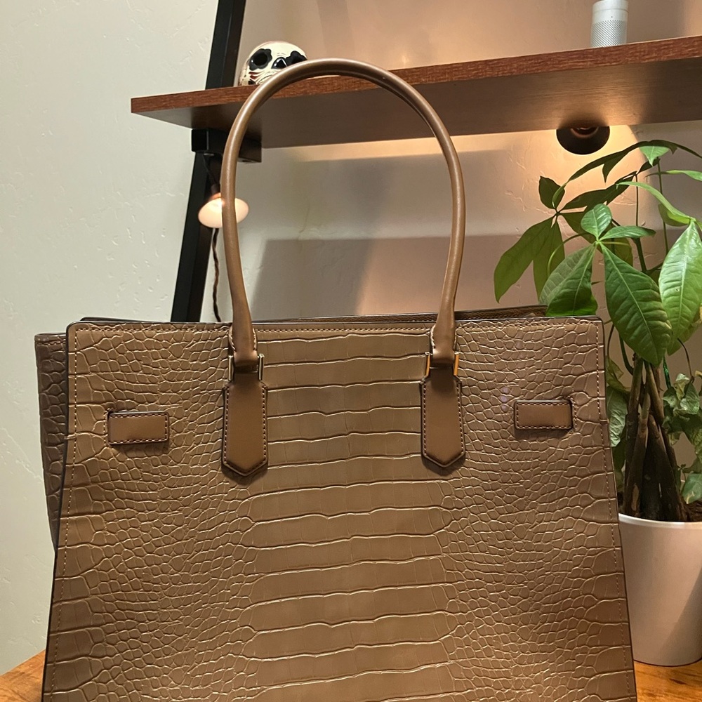 Michael Kors Hamilton Tote - Picture 4 of 14